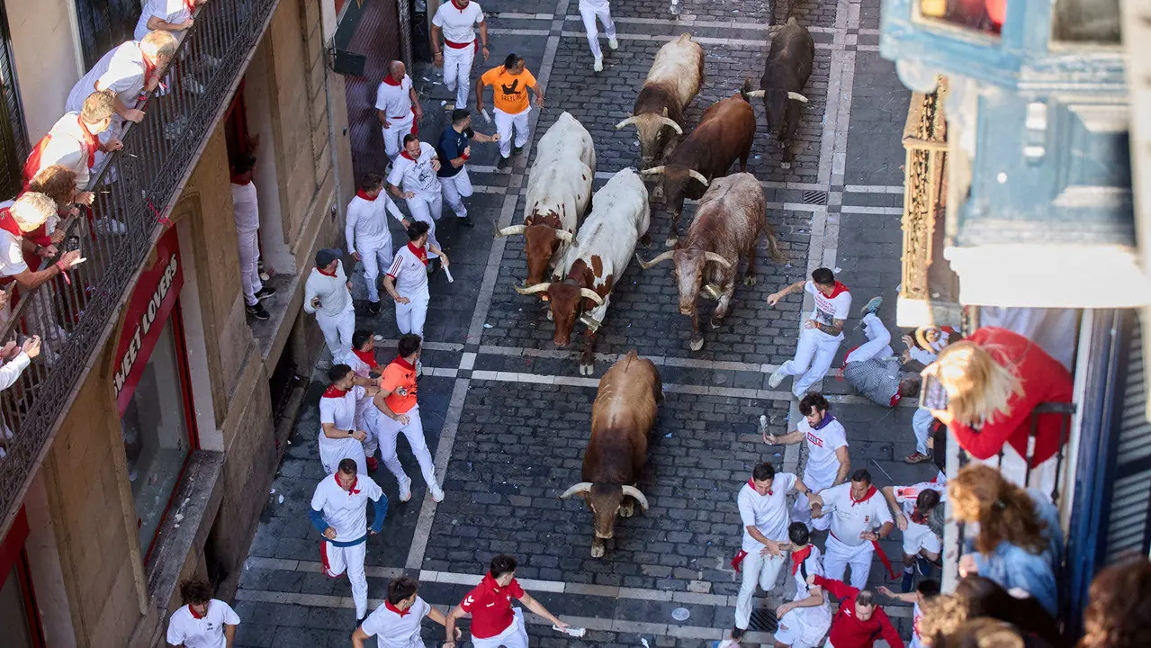 Cuarto encierro de San Fermín 2025 con toros de la ganadería de Victoriano del Río en el tramo de Mercaderes. IÑIGO ALZUGARAY