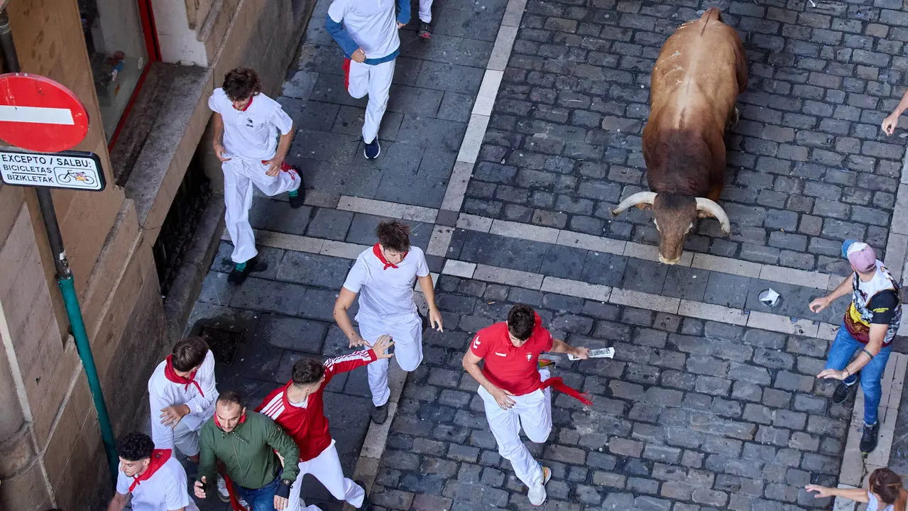 Cuarto encierro de San Fermín 2025 con toros de la ganadería de Victoriano del Río en el tramo de Mercaderes. IÑIGO ALZUGARAY
