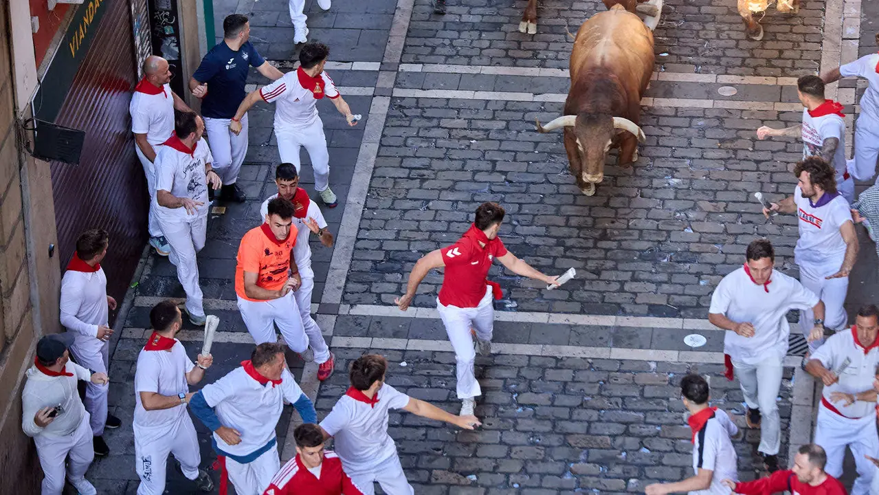 Cuarto encierro de San Fermín 2025 con toros de la ganadería de Victoriano del Río en el tramo de Mercaderes. IÑIGO ALZUGARAY