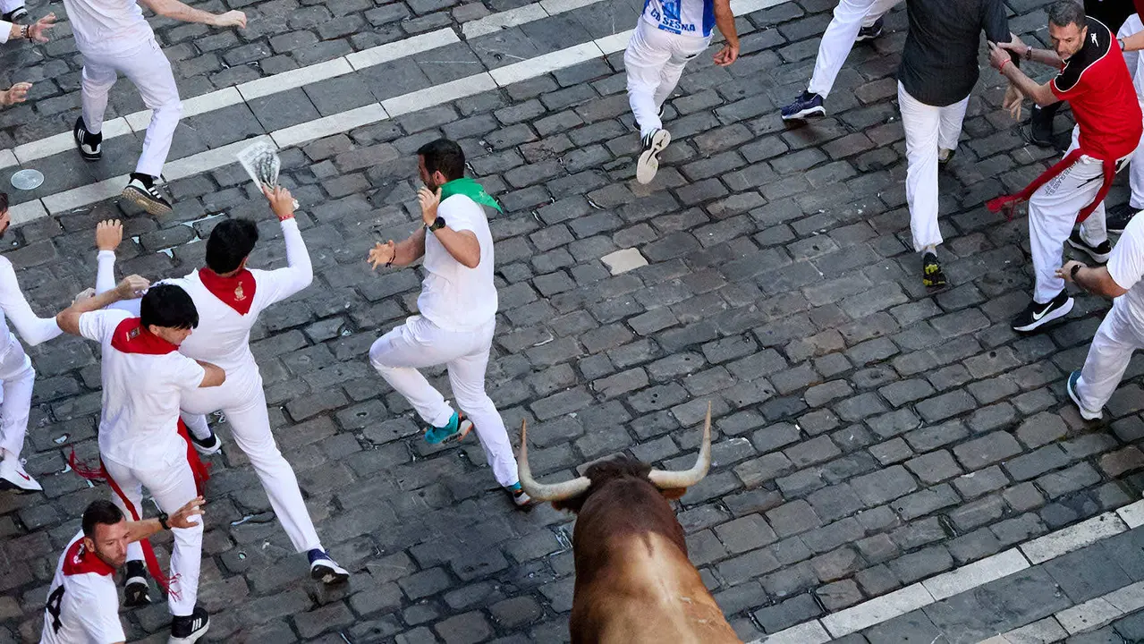 Cuarto encierro de San Fermín 2025 con toros de la ganadería de Victoriano del Río en el tramo de Mercaderes. IÑIGO ALZUGARAY