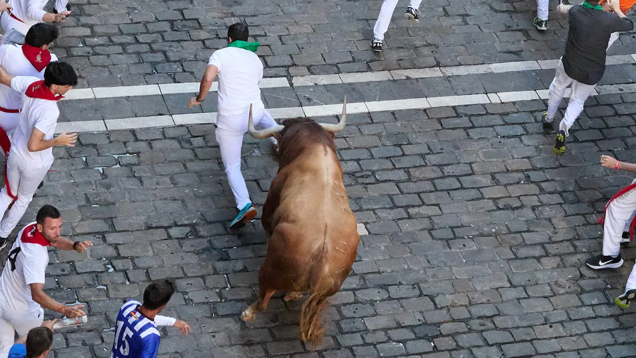 Cuarto encierro de San Fermín 2025 con toros de la ganadería de Victoriano del Río en el tramo de Mercaderes. IÑIGO ALZUGARAY