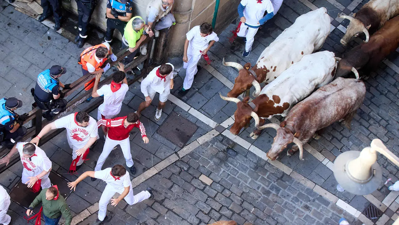 Cuarto encierro de San Fermín 2025 con toros de la ganadería de Victoriano del Río en el tramo de Mercaderes. IÑIGO ALZUGARAY