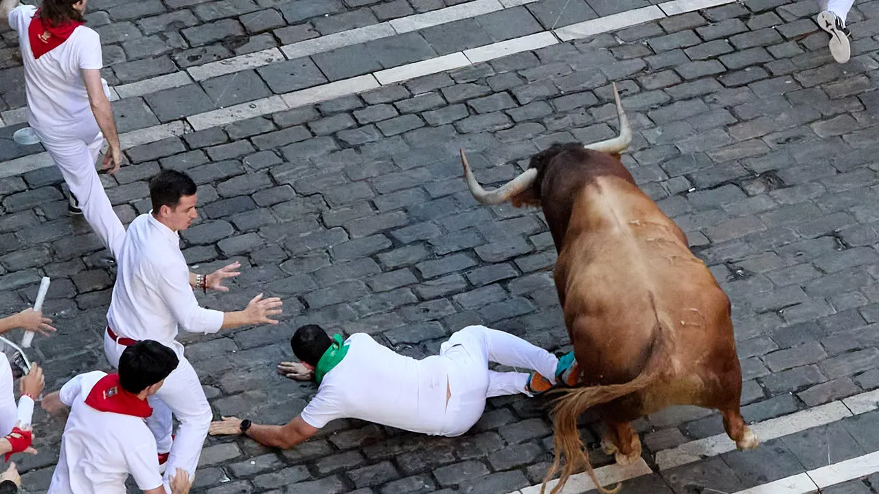 Cuarto encierro de San Fermín 2025 con toros de la ganadería de Victoriano del Río en el tramo de Mercaderes. IÑIGO ALZUGARAY