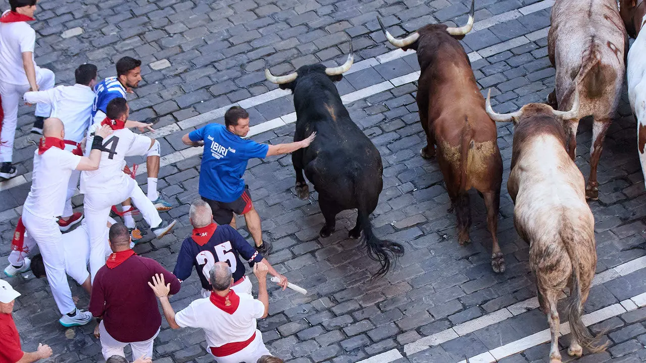 Cuarto encierro de San Fermín 2025 con toros de la ganadería de Victoriano del Río en el tramo de Mercaderes. IÑIGO ALZUGARAY
