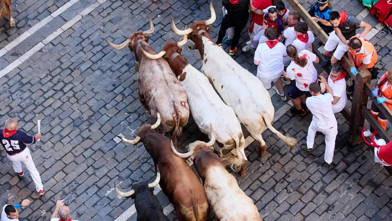 Cuarto encierro de San Fermín 2025 con toros de la ganadería de Victoriano del Río en el tramo de Mercaderes. IÑIGO ALZUGARAY