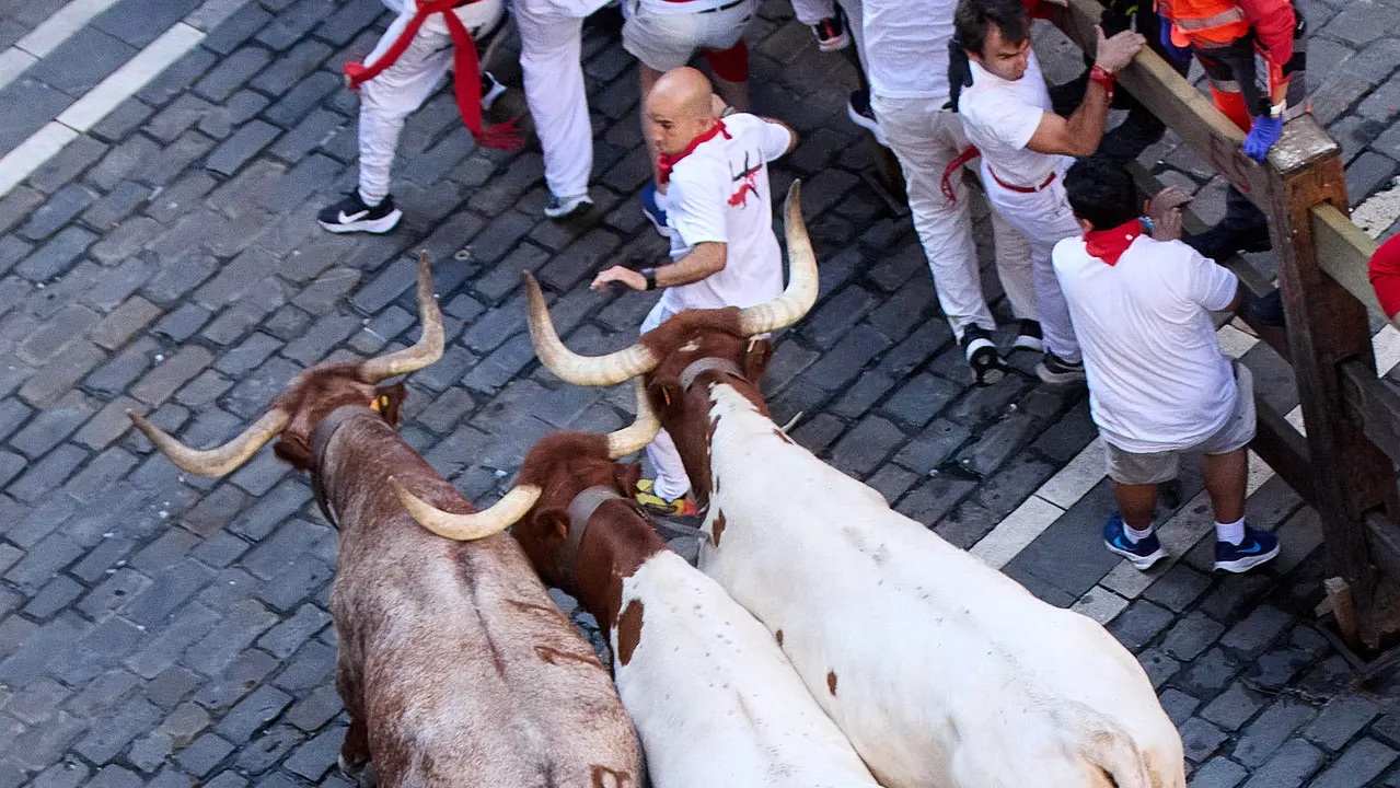 Cuarto encierro de San Fermín 2025 con toros de la ganadería de Victoriano del Río en el tramo de Mercaderes. IÑIGO ALZUGARAY