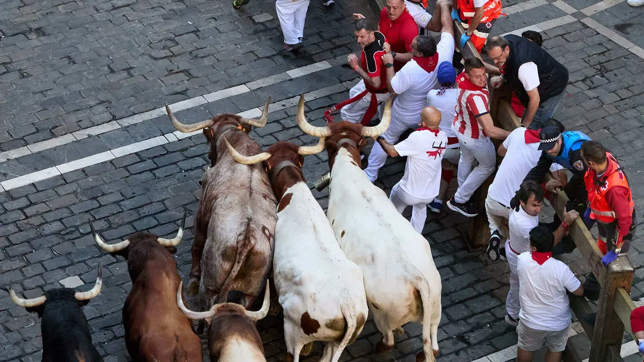 Cuarto encierro de San Fermín 2025 con toros de la ganadería de Victoriano del Río en el tramo de Mercaderes. IÑIGO ALZUGARAY