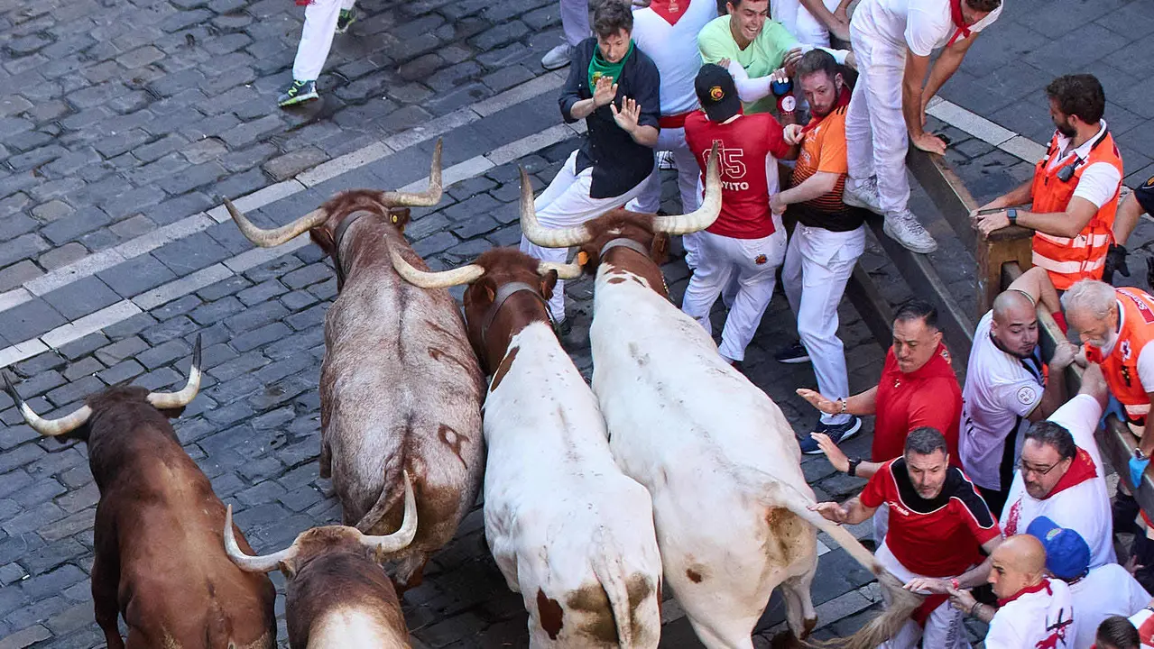 Cuarto encierro de San Fermín 2025 con toros de la ganadería de Victoriano del Río en el tramo de Mercaderes. IÑIGO ALZUGARAY