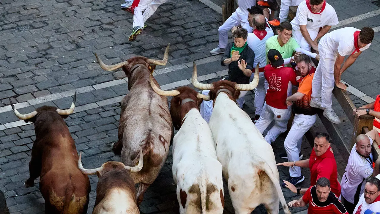 Cuarto encierro de San Fermín 2025 con toros de la ganadería de Victoriano del Río en el tramo de Mercaderes. IÑIGO ALZUGARAY