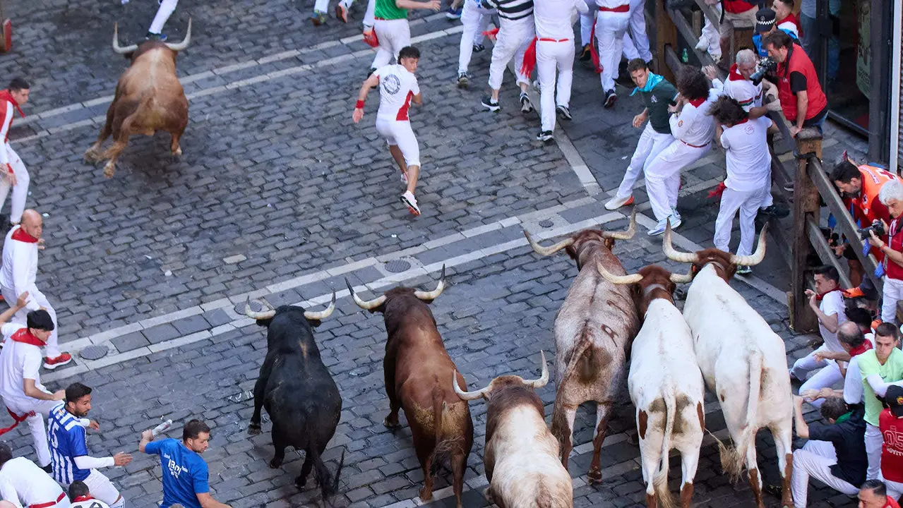 Cuarto encierro de San Fermín 2025 con toros de la ganadería de Victoriano del Río en el tramo de Mercaderes. IÑIGO ALZUGARAY