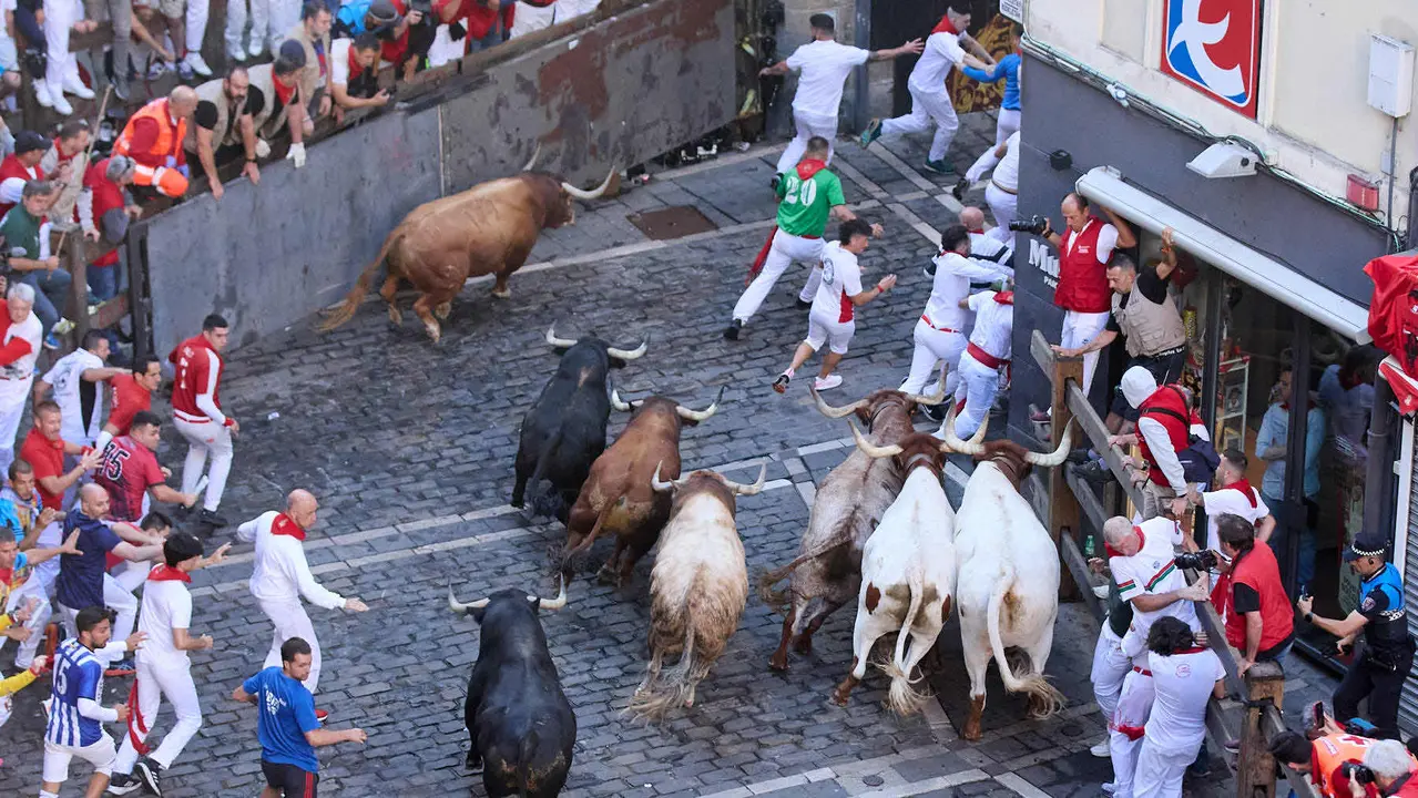 Cuarto encierro de San Fermín 2025 con toros de la ganadería de Victoriano del Río en el tramo de Mercaderes. IÑIGO ALZUGARAY
