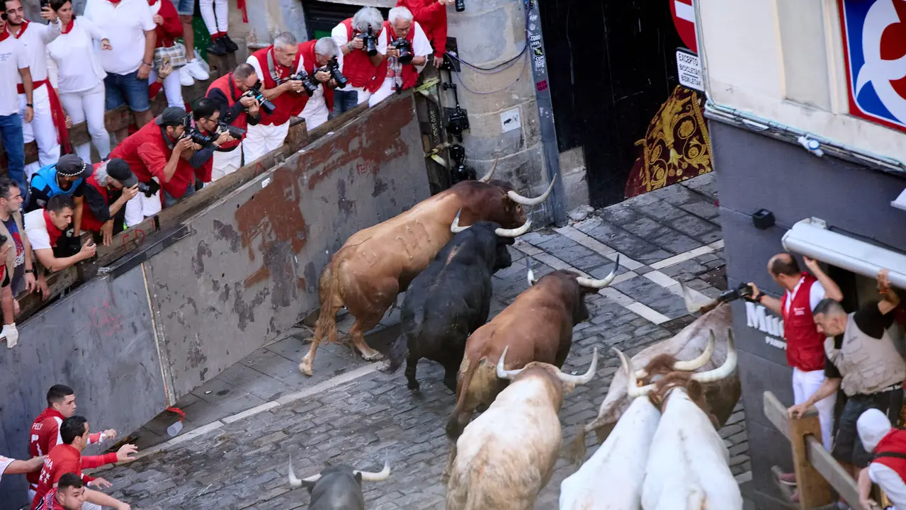Cuarto encierro de San Fermín 2025 con toros de la ganadería de Victoriano del Río en el tramo de Mercaderes. IÑIGO ALZUGARAY