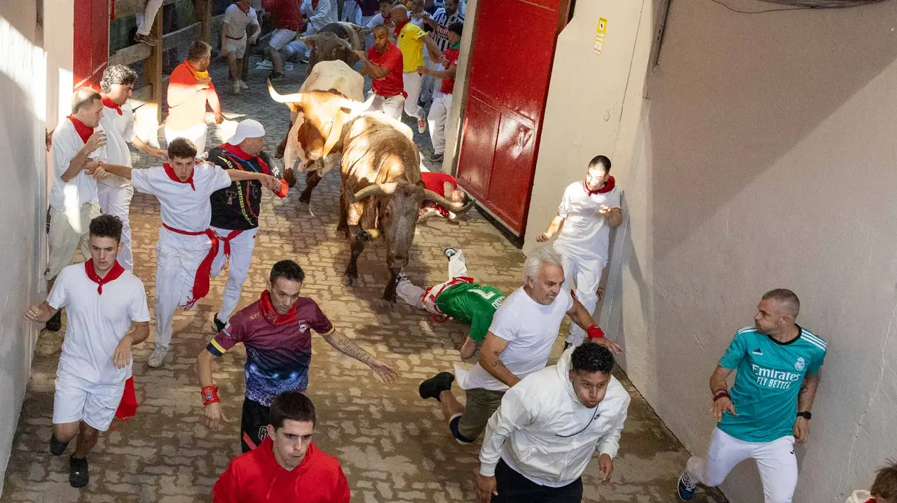 Cuarto encierro de San Fermín con toros de Victoriano del Río en callejón plaza. Maite H. Mateo.-02