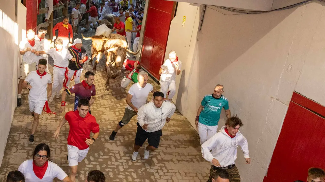 Cuarto encierro de San Fermín con toros de Victoriano del Río en callejón plaza. Maite H. Mateo.-01