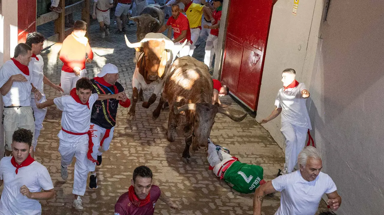 Cuarto encierro de San Fermín con toros de Victoriano del Río en callejón plaza. Maite H. Mateo.-03