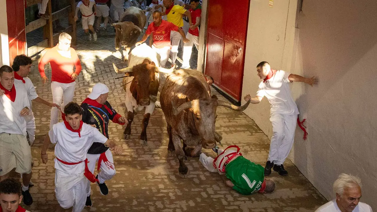 Cuarto encierro de San Fermín con toros de Victoriano del Río en callejón plaza. Maite H. Mateo.-04