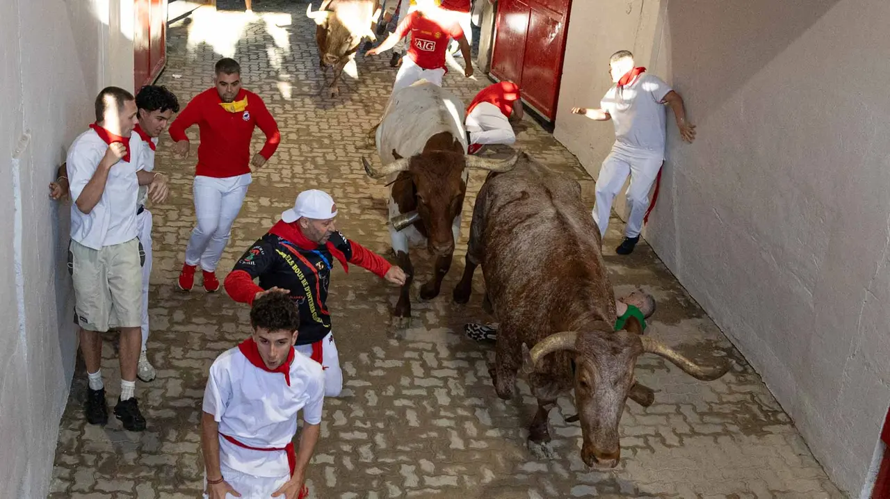 Cuarto encierro de San Fermín con toros de Victoriano del Río en callejón plaza. Maite H. Mateo.-05
