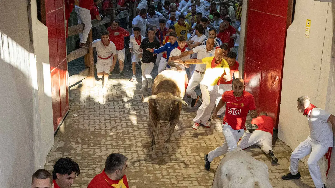 Cuarto encierro de San Fermín con toros de Victoriano del Río en callejón plaza. Maite H. Mateo.-07