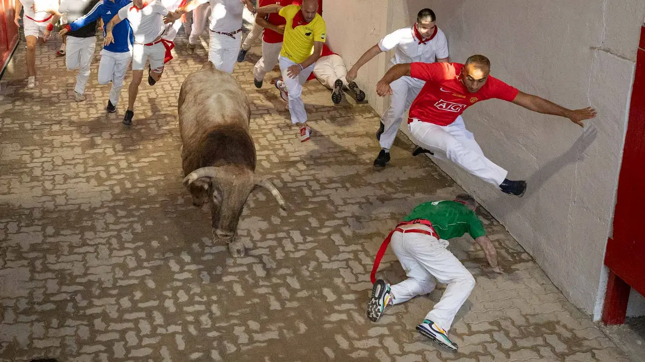 Cuarto encierro de San Fermín con toros de Victoriano del Río en callejón plaza. Maite H. Mateo.-09