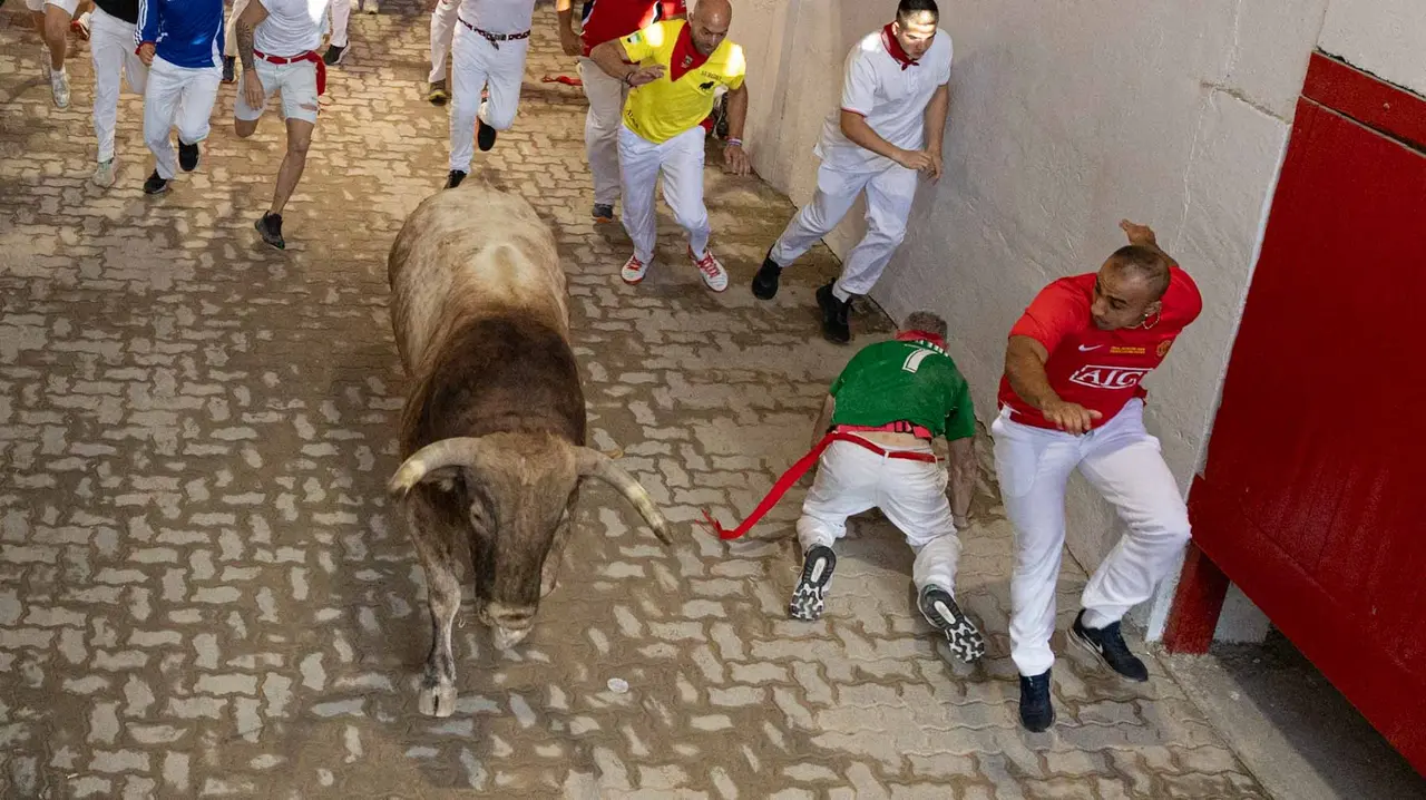 Cuarto encierro de San Fermín con toros de Victoriano del Río en callejón plaza. Maite H. Mateo.-10