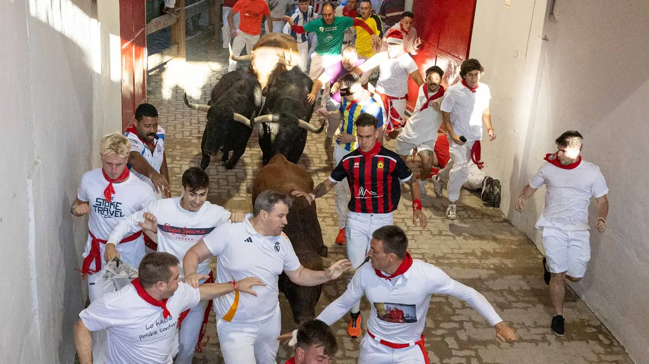 Cuarto encierro de San Fermín con toros de Victoriano del Río en callejón plaza. Maite H. Mateo.-11