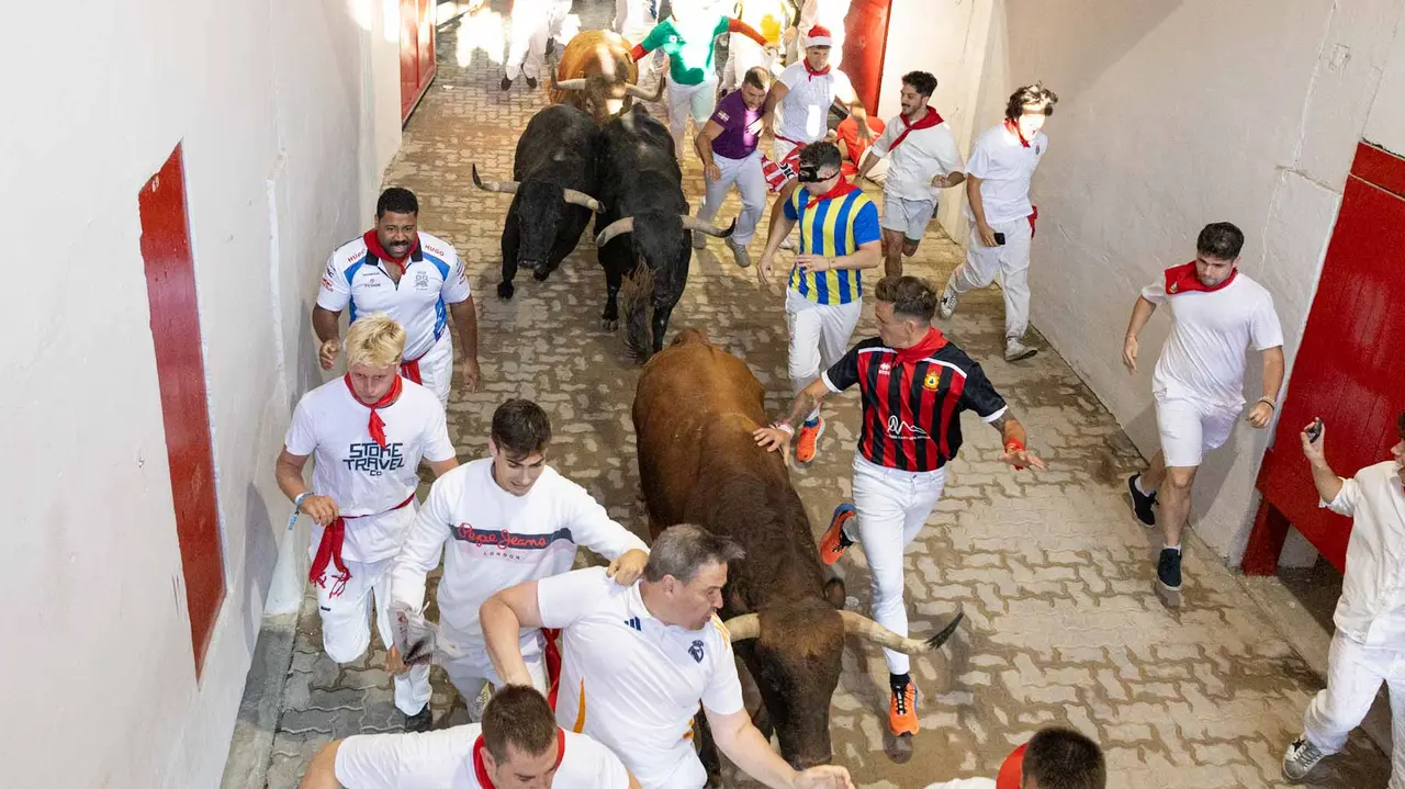 Cuarto encierro de San Fermín con toros de Victoriano del Río en callejón plaza. Maite H. Mateo.-13