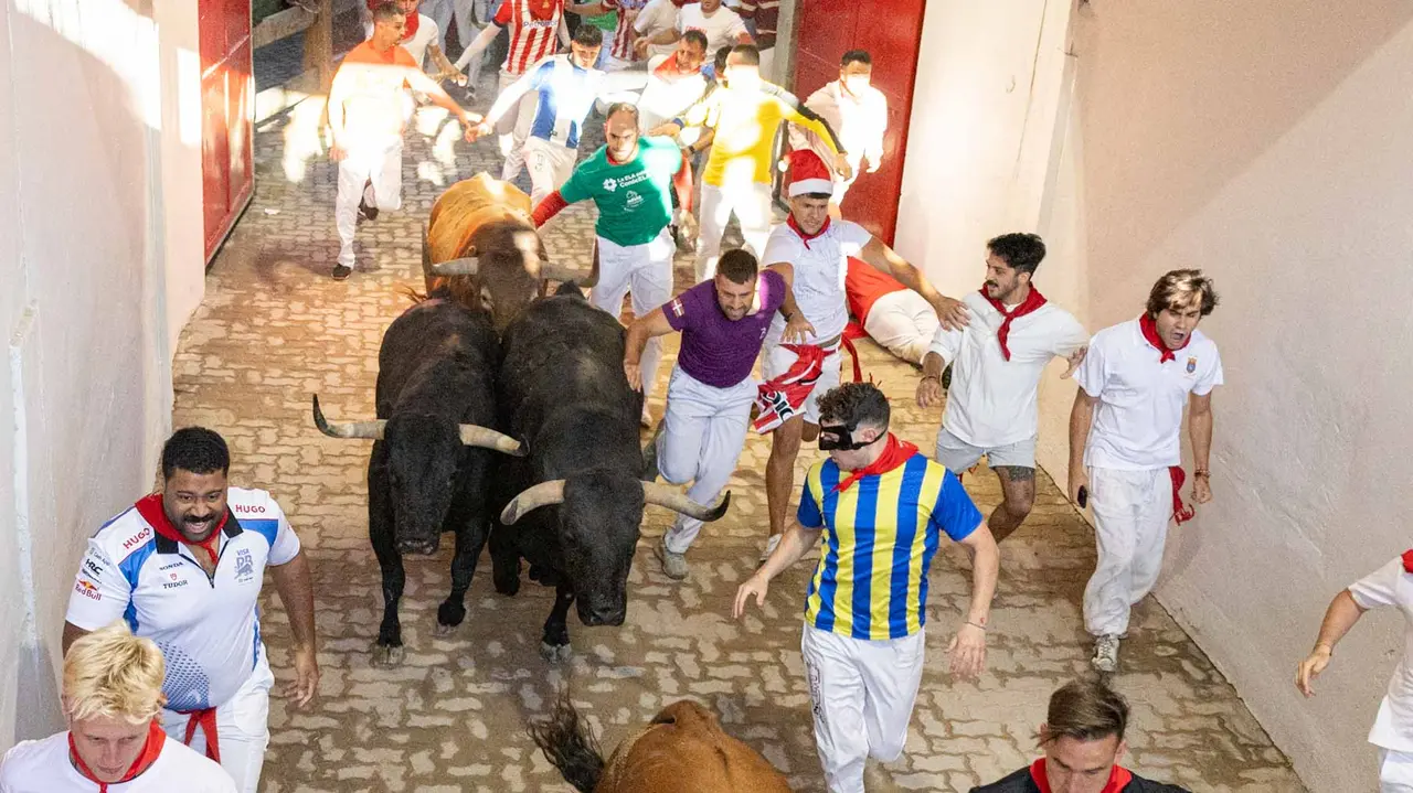 Cuarto encierro de San Fermín con toros de Victoriano del Río en callejón plaza. Maite H. Mateo.-14