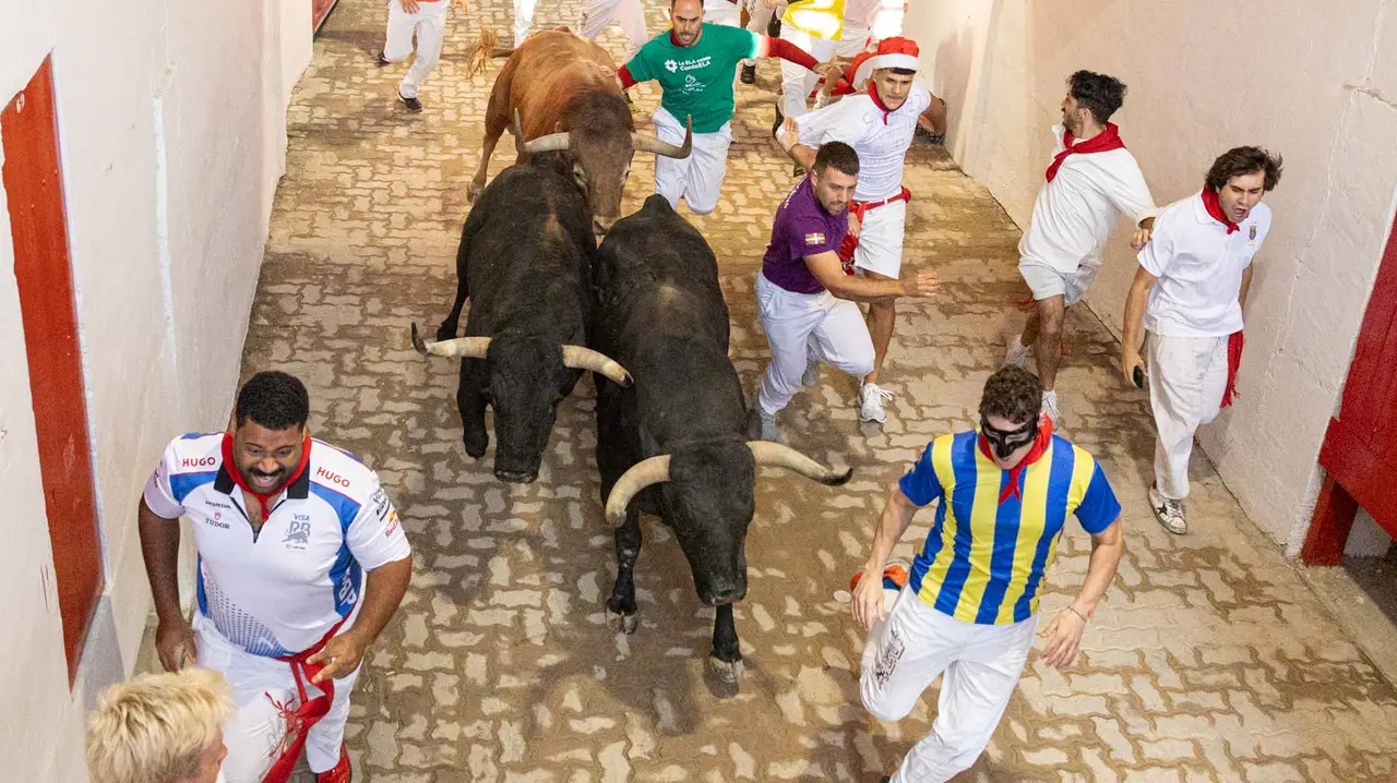 Cuarto encierro de San Fermín con toros de Victoriano del Río en callejón plaza. Maite H. Mateo.-15