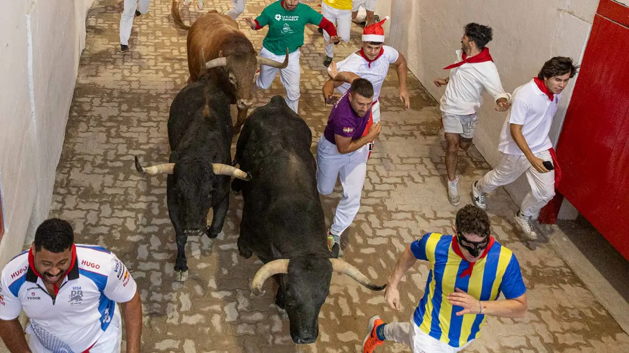 Cuarto encierro de San Fermín con toros de Victoriano del Río en callejón plaza. Maite H. Mateo.-16