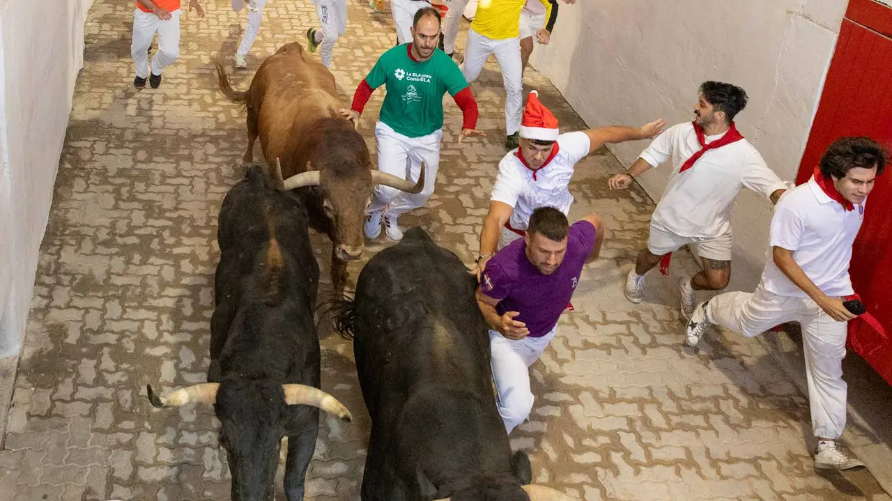 Cuarto encierro de San Fermín con toros de Victoriano del Río en callejón plaza. Maite H. Mateo.-17