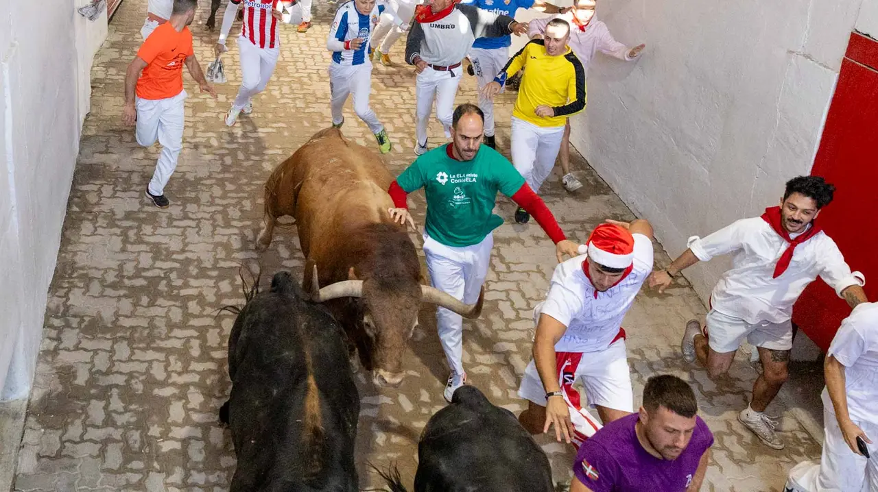 Cuarto encierro de San Fermín con toros de Victoriano del Río en callejón plaza. Maite H. Mateo.-18
