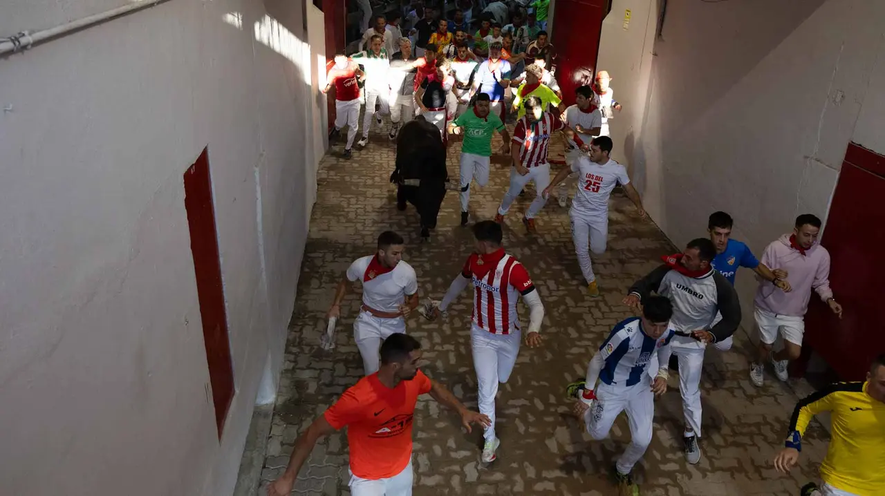 Cuarto encierro de San Fermín con toros de Victoriano del Río en callejón plaza. Maite H. Mateo.-20