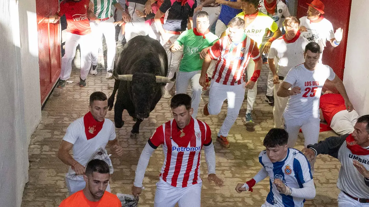 Cuarto encierro de San Fermín con toros de Victoriano del Río en callejón plaza. Maite H. Mateo.-19