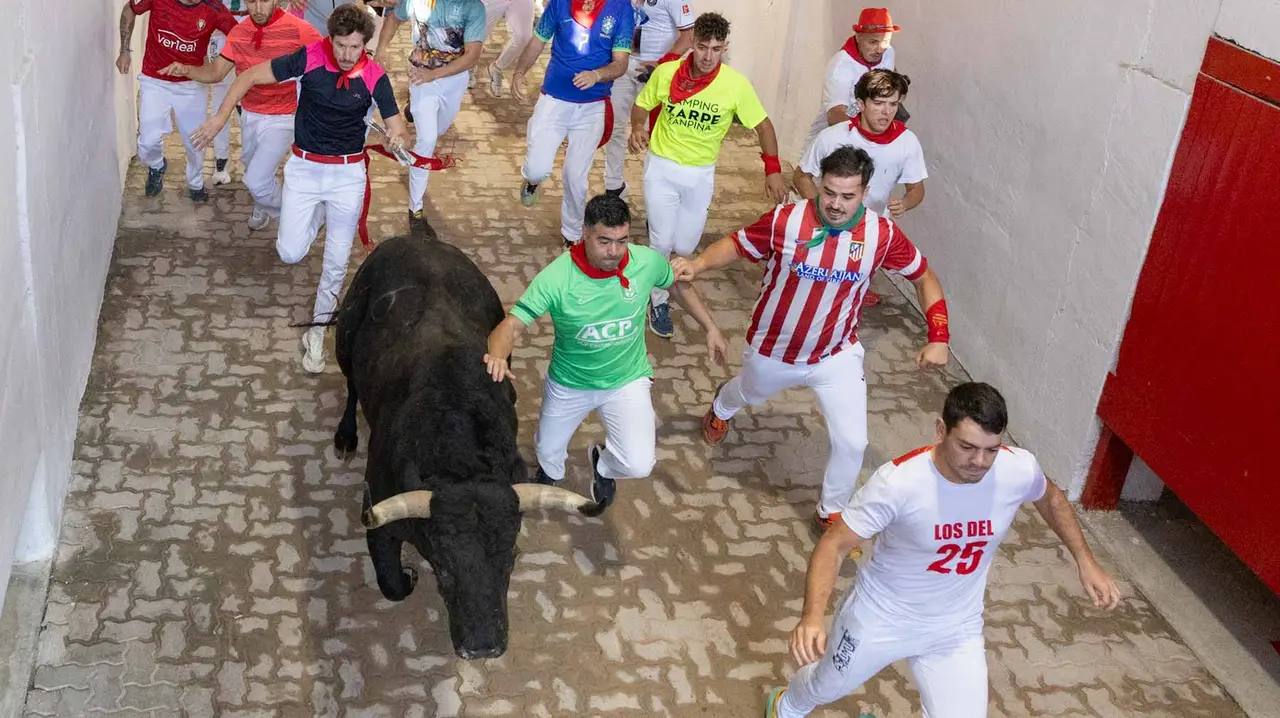 Cuarto encierro de San Fermín con toros de Victoriano del Río en callejón plaza. Maite H. Mateo.-22