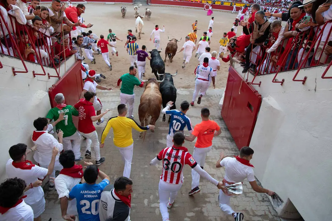 Cuarto encierro de San Fermín con toros de Victoriano del Río en callejón plaza. Maite H. Mateo.-4
