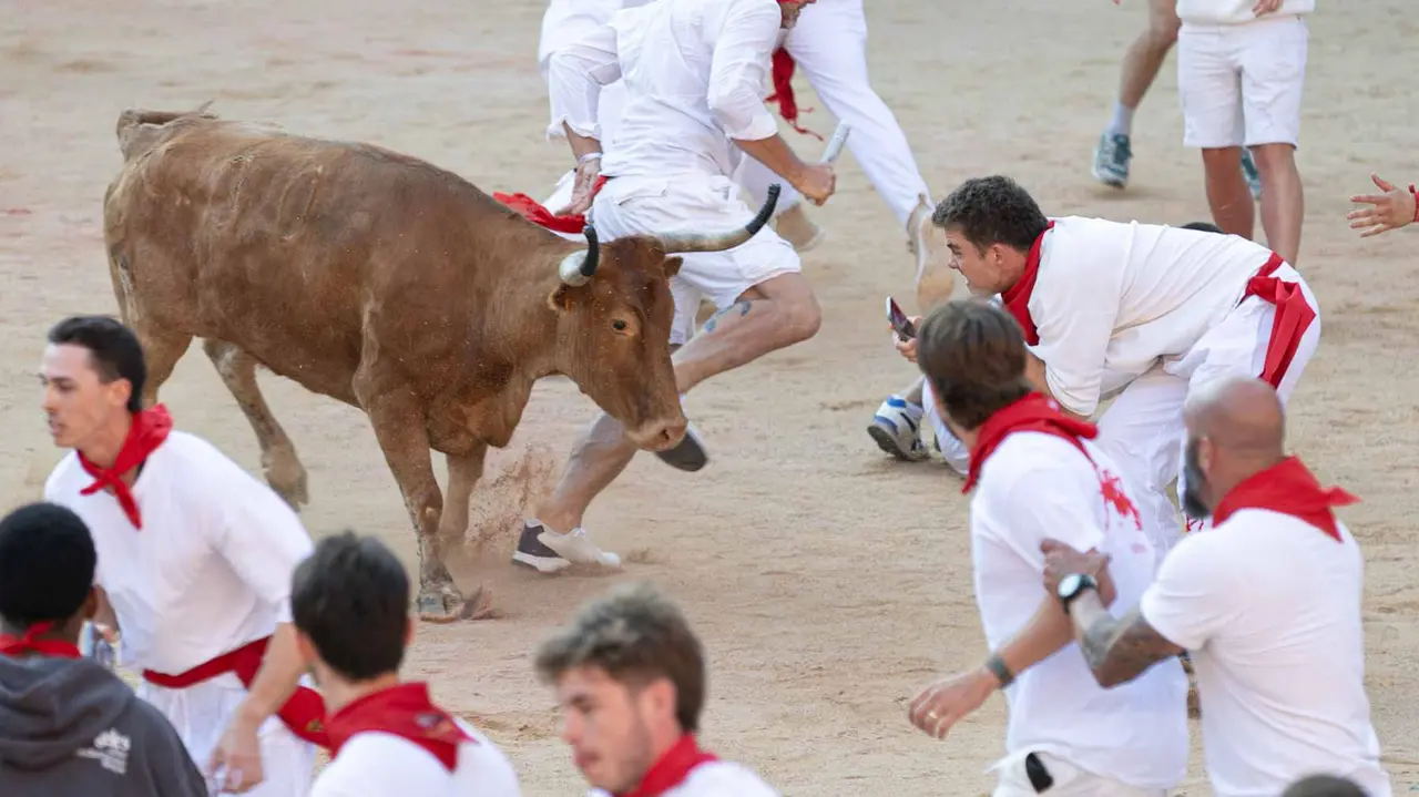 Suelta de vaquillas tras el cuarto encierro de San Fermín. Maite H. Mateo.-05