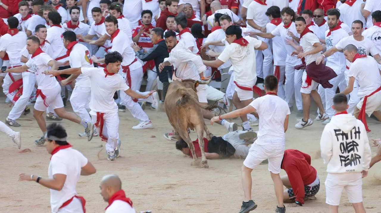 Suelta de vaquillas tras el cuarto encierro de San Fermín. Maite H. Mateo.-06