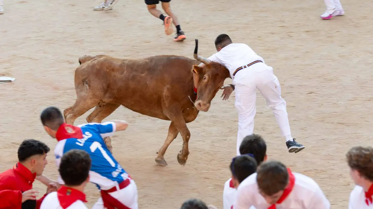 Suelta de vaquillas tras el cuarto encierro de San Fermín. Maite H. Mateo.-07