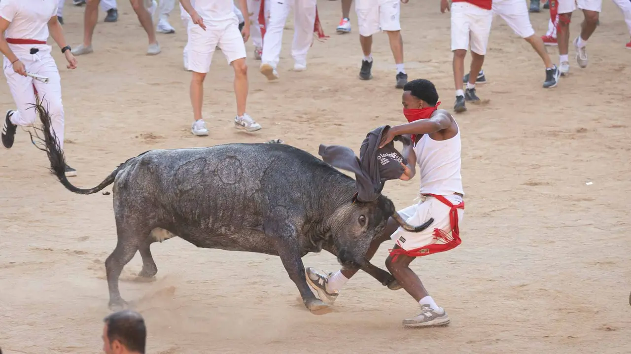 Suelta de vaquillas tras el cuarto encierro de San Fermín. Maite H. Mateo.-15