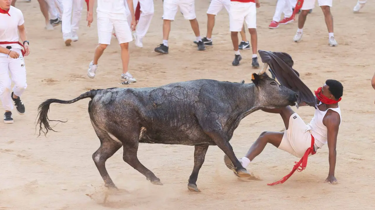 Suelta de vaquillas tras el cuarto encierro de San Fermín. Maite H. Mateo.-17