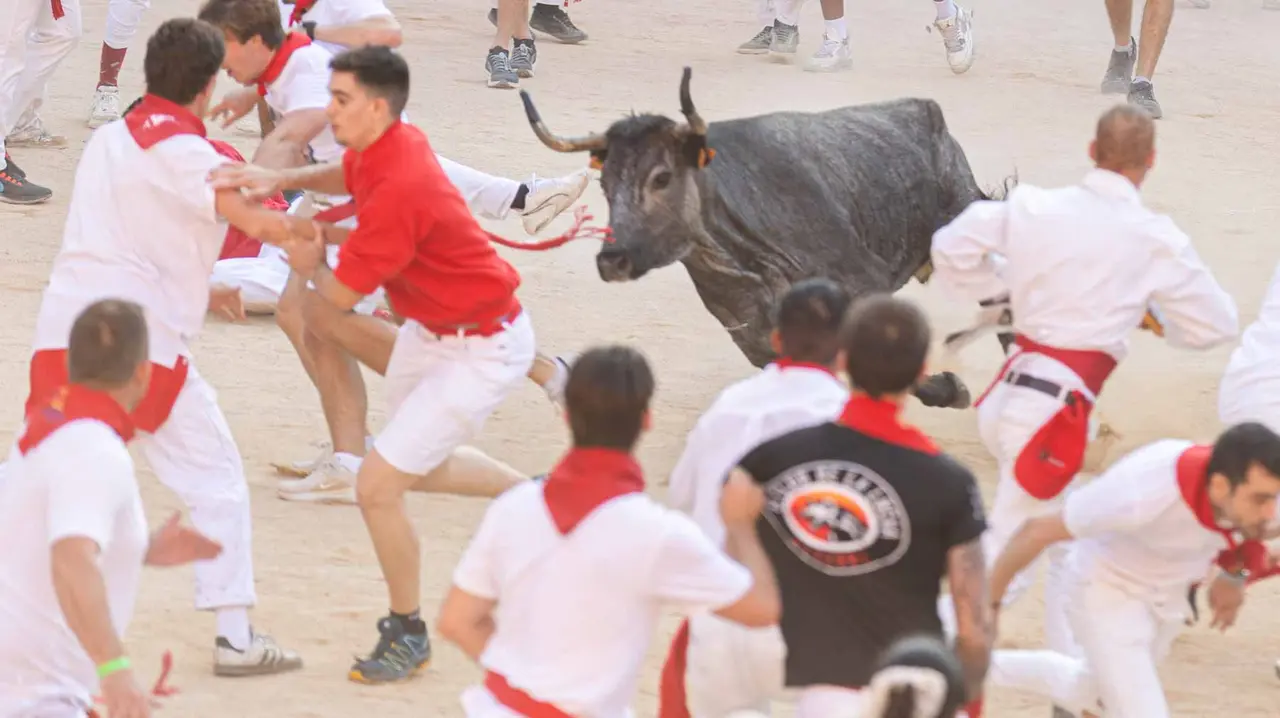Suelta de vaquillas tras el cuarto encierro de San Fermín. Maite H. Mateo.-23