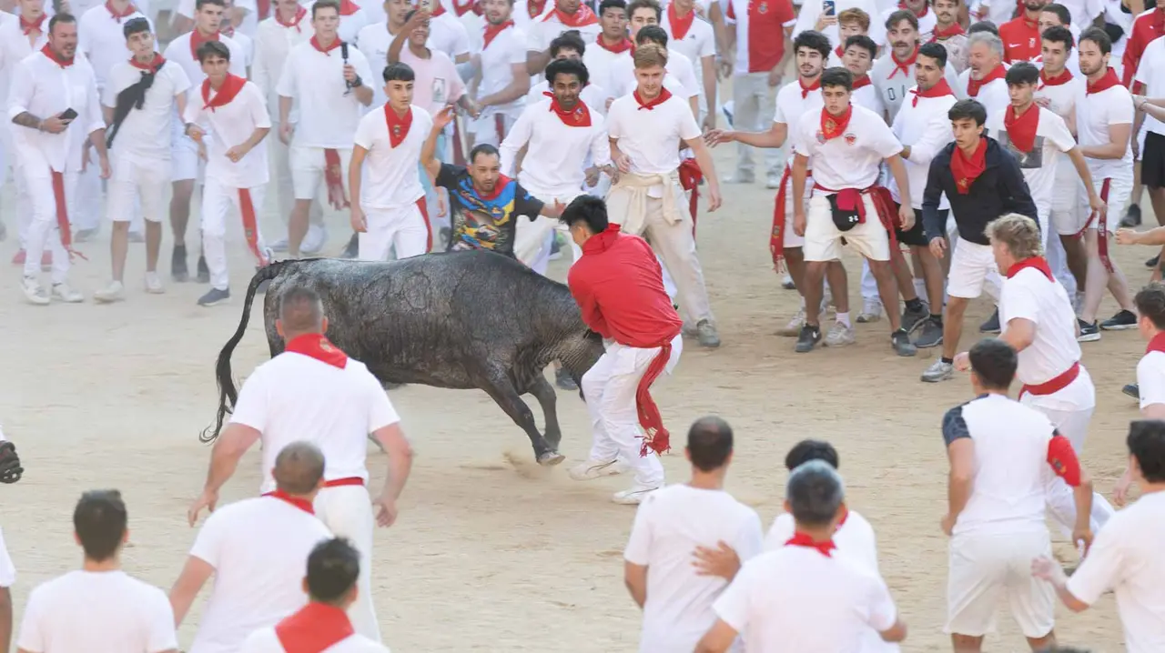 Suelta de vaquillas tras el cuarto encierro de San Fermín. Maite H. Mateo.-24