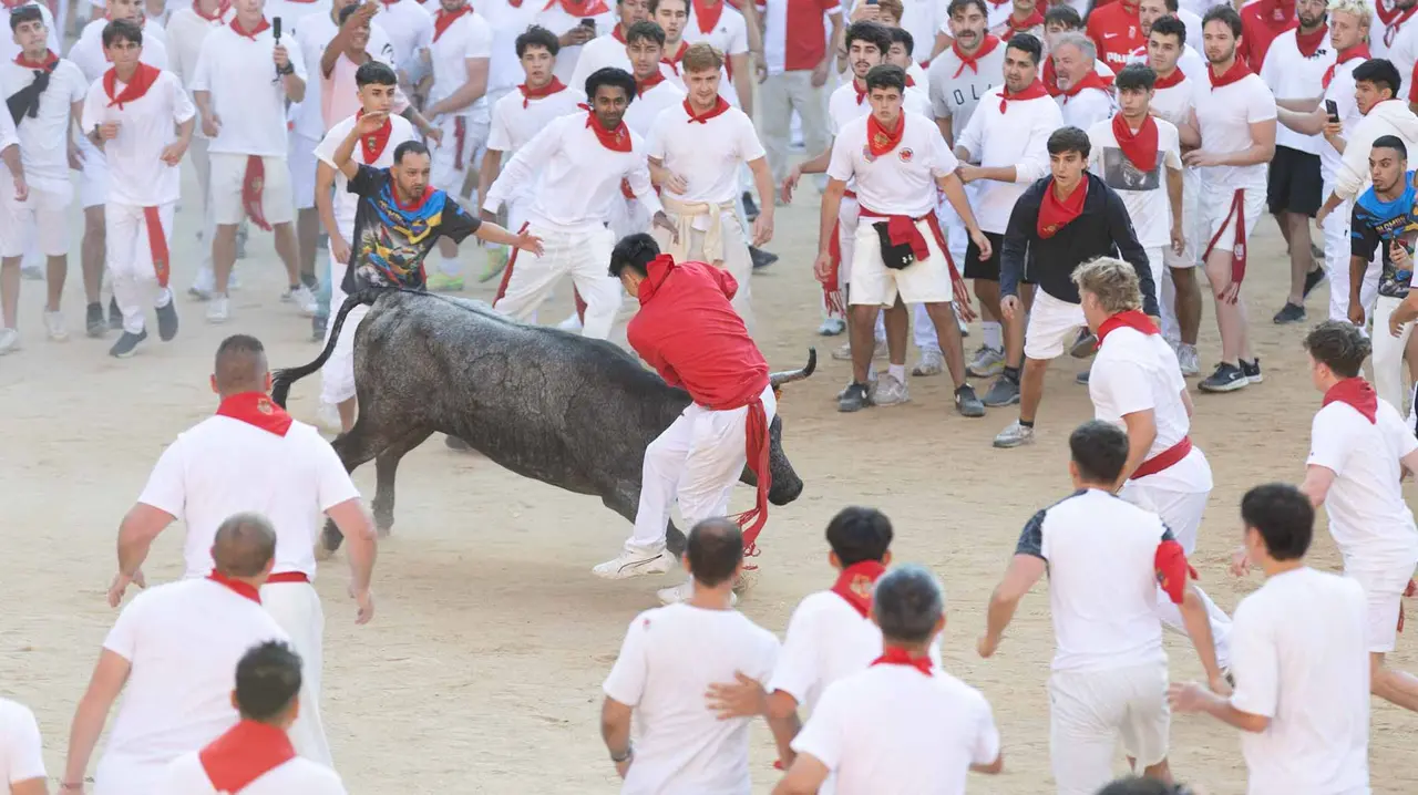 Suelta de vaquillas tras el cuarto encierro de San Fermín. Maite H. Mateo.-25
