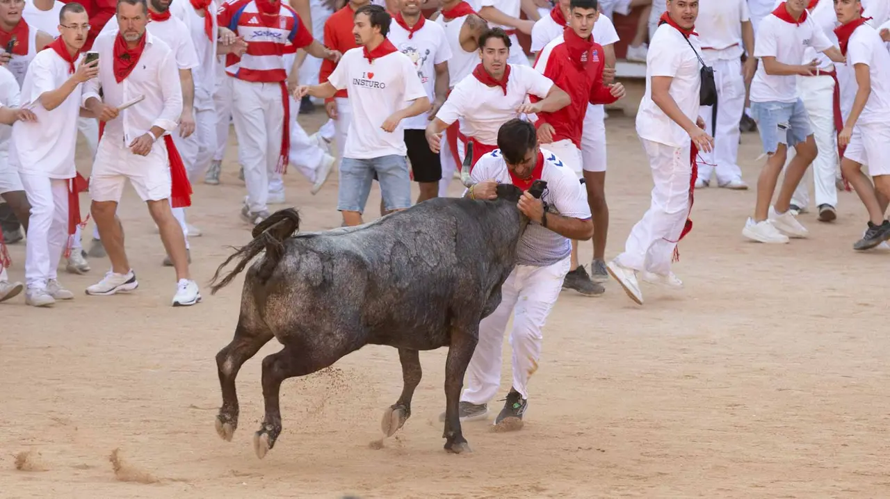 Suelta de vaquillas tras el cuarto encierro de San Fermín. Maite H. Mateo.-27