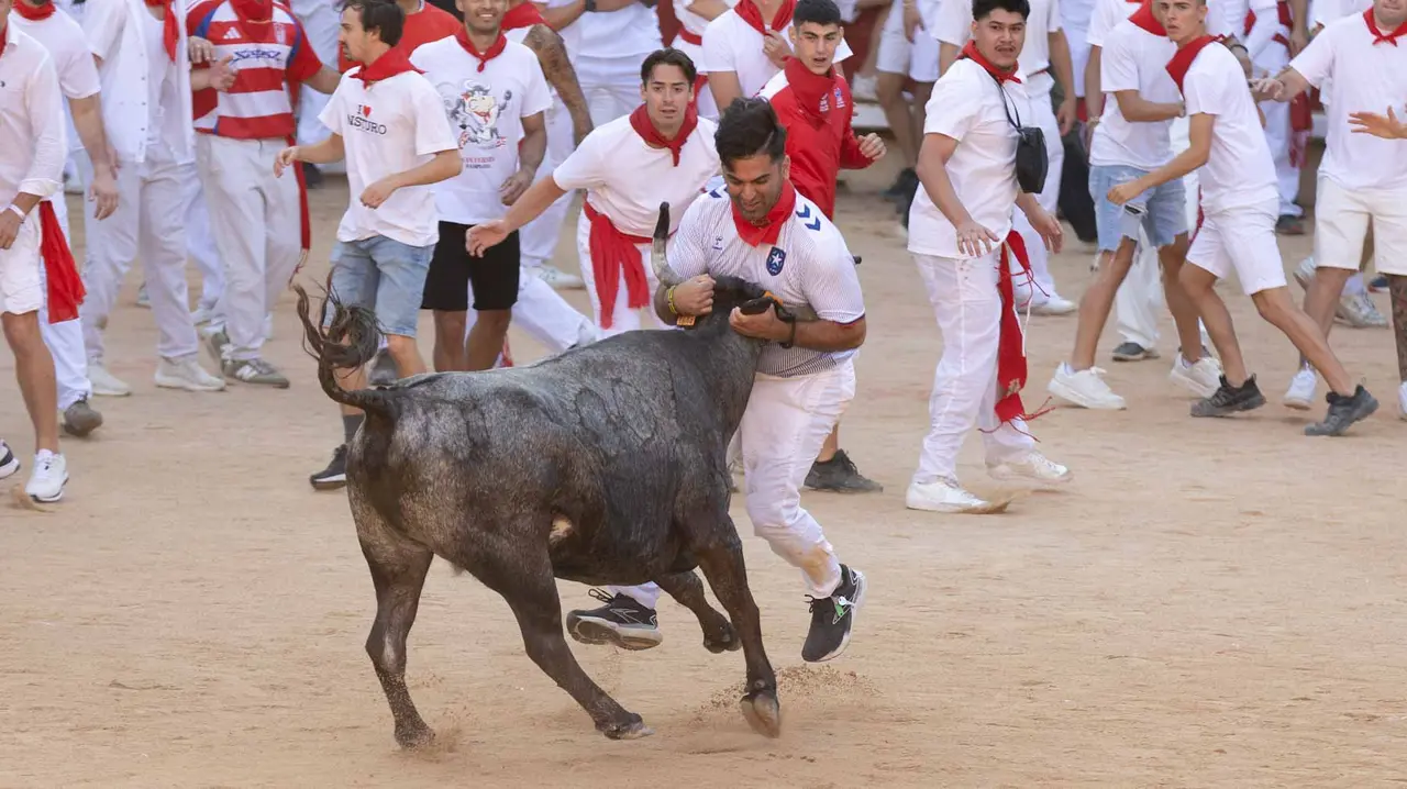 Suelta de vaquillas tras el cuarto encierro de San Fermín. Maite H. Mateo.-28