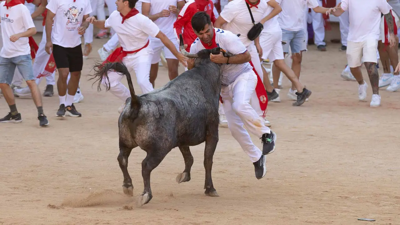 Suelta de vaquillas tras el cuarto encierro de San Fermín. Maite H. Mateo.-29