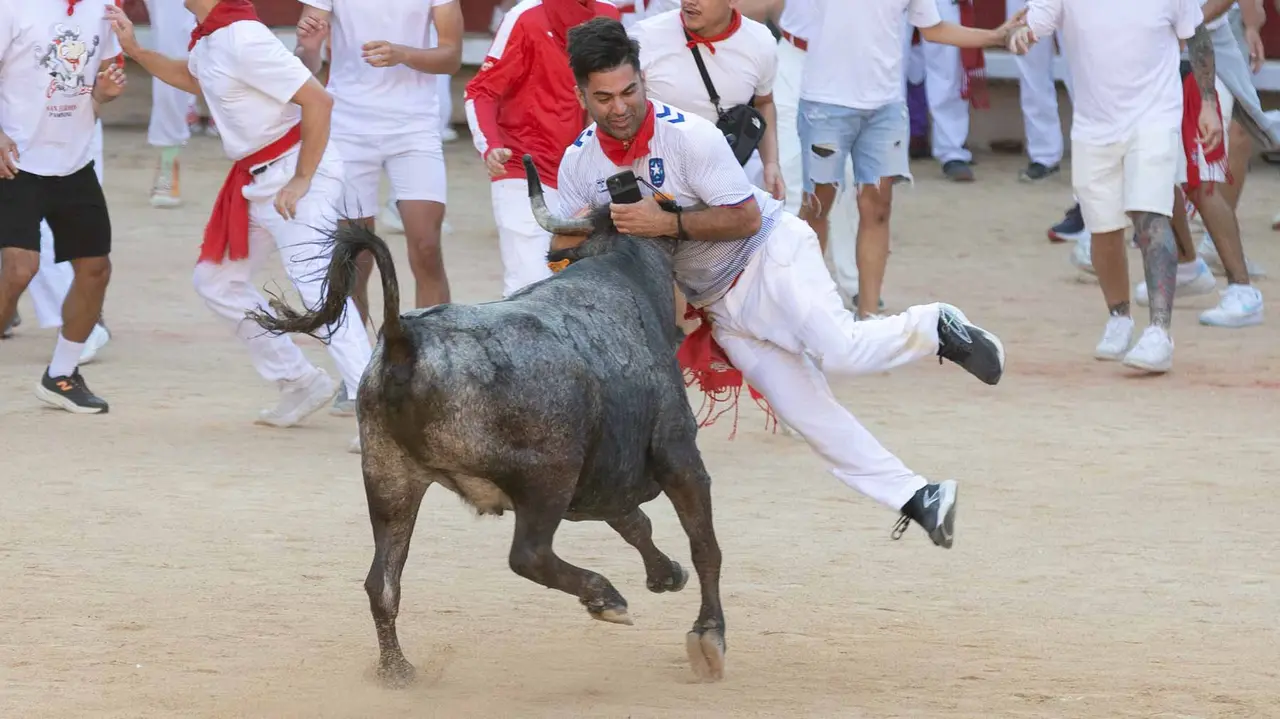 Suelta de vaquillas tras el cuarto encierro de San Fermín. Maite H. Mateo.-30