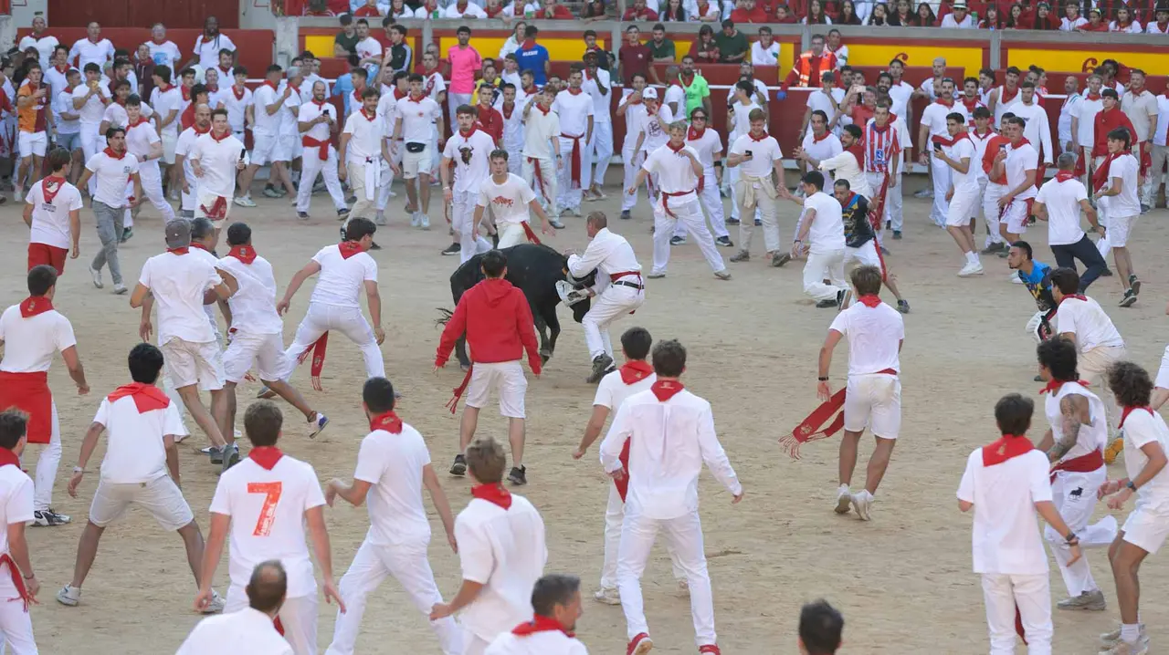 Suelta de vaquillas tras el cuarto encierro de San Fermín. Maite H. Mateo.-31