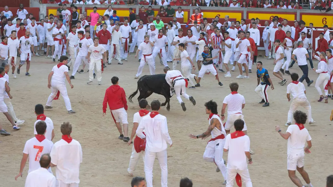 Suelta de vaquillas tras el cuarto encierro de San Fermín. Maite H. Mateo.-33