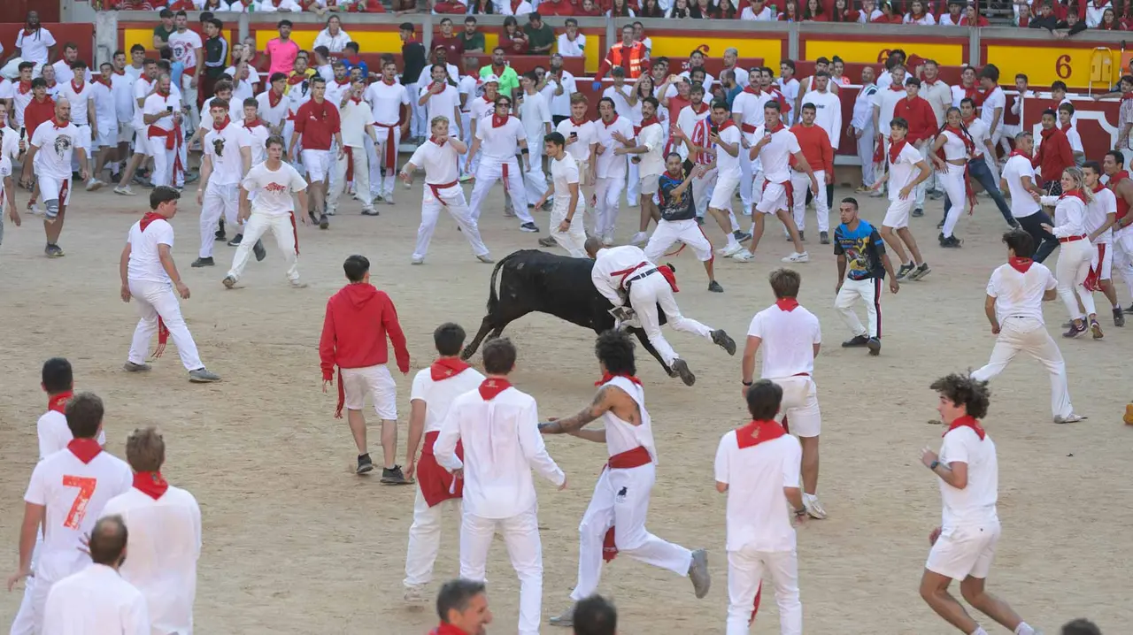 Suelta de vaquillas tras el cuarto encierro de San Fermín. Maite H. Mateo.-34
